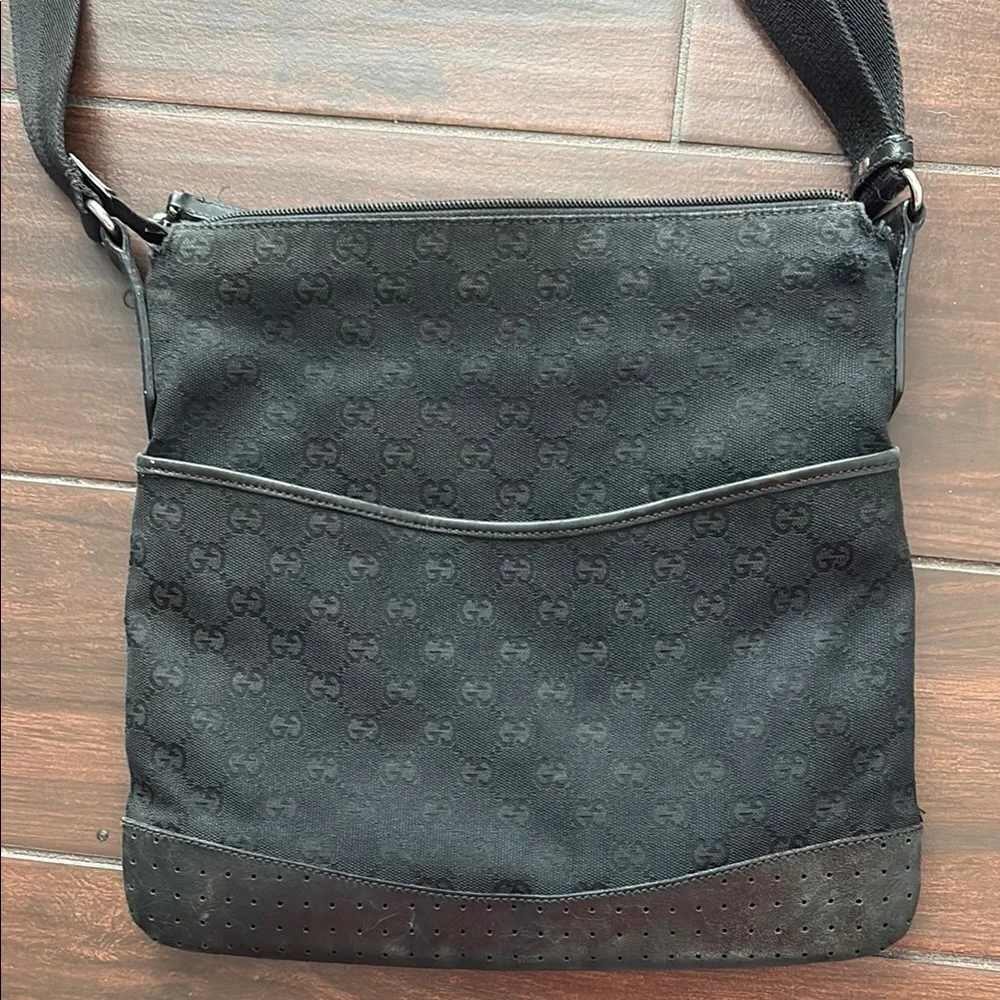 Gucci Black Crossbody Bag with Adjustable Strap - Picture 2 of 12